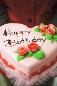 Quindi preparare in casa un'ottima torta di compleanno al cioccolato e panna è possibile, vi basta seguire il procedimento e la preparazione che segue. Torta Di Compleanno A Forma Di Cuore Rosa Cibo Farina Stock Photo 149573768