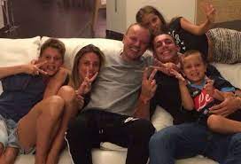 «essere compagna di gigi mi ha aiutata per il fatto di avere a fianco una persona con 20 anni più di me di esperienza artistica. Gigi D Alessio Chi E L Ex Moglie Carmela Barbato Caffeina Magazine