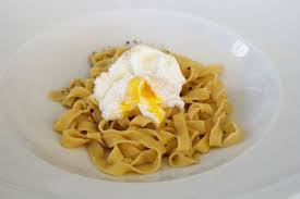 Tagliatelle Mit Truffelsauce Und Pochiertem Ei Pochiertes Ei Lebensmittel Essen Tagliatelle