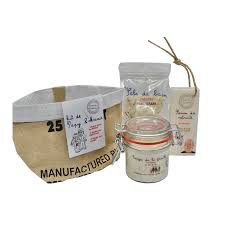 Barbara and jacques bellemont, a couple of parisians are in search of new sensations, they embark for africa to be by hosted olivier, a hunting guide and his mistress dora.she tries to win back her husband by witchcraft. Kit Detente Et Bien Etre Papy Et Mamie Bougie Bain Savon