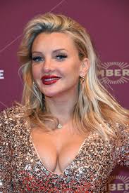 Denn sie wissen nicht, was passiert streams. Evelyn Burdecki Hier Trifft Sie Sich Heimlich Auf Dates Gala De