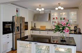 weisse ballerina kuche im landhausstil mit hellen kassettenfronten und stilvollen kontrasten grossraum kuhlschrank un ballerina kuchen haus kuchen landhauskuche