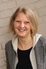 💐Heute möchten wir ganz herzlich unsere neue Kollegin Anna Rau in der  Verwaltung des Kinderdorf Alt Garge begrüßen. Damit ihr Anna gleich schon  ein bisschen kennenlernen könnt, haben wir sie um eine