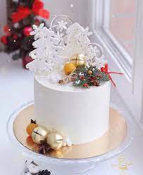 25 Super Pretty Festive Winter Wedding Cakes Ever Winter Wedding Cake Ideas Best Winter Wedding Winter Cake Christmas Themed Cake Christmas Cake Decorations