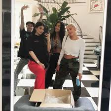 1 day ago · una de las razones por las que se cree a kylie jenner embarazada es que pudo ocultar durante mucho tiempo que estaba esperando a stormi y ahora estaría haciendo lo mismo. Kylie Jenner Desmiente Rumores Sobre Su Embarazo