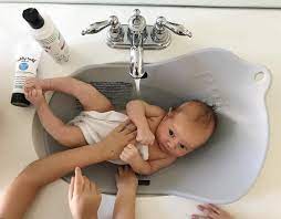 Line the tub or sink with a clean towel. 10 Best Baby Bathtubs And Bath Seats Of 2021