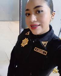 Buenos días a todos, menos a ella, ella ya anda feliz.. 😄😃