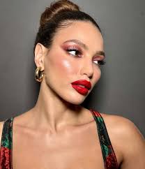 مكياج يبرز جمالك بألوان العلم الإماراتي ومستحضرات حديثة