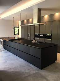 Cuisine au design contemporain original. Cuisine En Fenix Contemporaine Avec Ilot Noir Dans Interieur Contemporain Maison De Ville Idee De Cuisine Moderne Cuisine Bois Moderne Cuisine Design Moderne