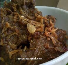 Iris daging tipis dengan ukuran 6 cm x 3 cm, cuci bersih, dan sisihkan. Bumbu Lapis Daging