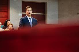 Gergely gulyás (born 21 september 1981) is a hungarian jurist, politician, the current minister of the prime minister's office since 2018.he is a member of the fidesz and has been member of the national assembly (mp) since 2010. Hollik Istvan Tesztje Pozitiv Gulyas Gergely Orban Balazs Es Varga Judit Pedig Hatosagi Karantenba Kerult Objektiven Hu