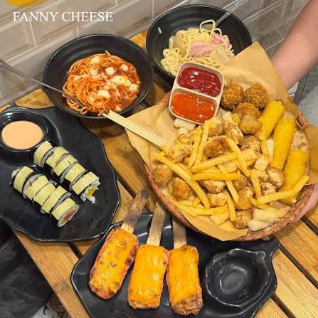 🥢 MẸT ĂN VẶT CHỈ TỪ 6.0.K– NGON KHÓ CƯỠNG! 🥢 Một mẹt đầy ắp topping: phô  mai que giòn tan, xúc xích nướng, nem chua rán, khoai tây chiên vàng ươm…
