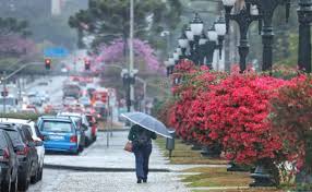 Chuva e vento prometem queda na temperatura em Curitiba nesta quarta-feira: veja previsão do tempo completa