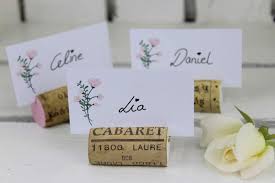 Diy Tischkarten Aus Weinkorken Einfach Selbermachen Mit Dem Hochzeit Tischkarten Weinkorken Und Diy Deko Ideen