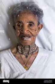 Veterana etiopica della guerra italo-etiope con i tatuini al collo, regione  di Addis Abeba, Addis Abeba, Etiopia Foto stock