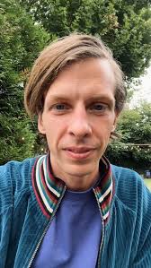 🔊Ton an! Unser Trailer zu DRACULA ist endlich da! 🧛‍♂️ Die Hörspielcrew  um Orson Welles ist in heller Aufregung: spontan muss umgeplant werden und  vor Live-Publikum performt werden