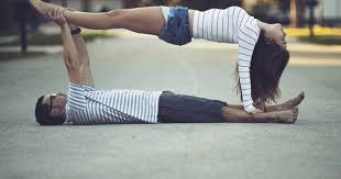 17 Zeygaria Poy Mas Ypen8ymizoyn Pws Eimaste Kalytera Monoi Mas Yoga Poses For Two Couples Yoga Poses Yoga Challenge Poses