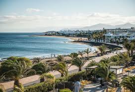 À la costa teguise, les planchistes s'éclatent à la playa de los cuchares. Hotel Beatriz Playa Spa Puerto Del Carmen Lanzarote Spain