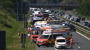 Schwerer Busunfall auf A3 in Bayern: 20 Menschen verletzt - langer Stau — inFranken.de