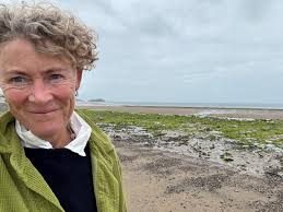 Twenty four hours in Tenby 💚 . . #seaweeddressingtomatch #tonalweather  #galleryownerslife #thetablehay