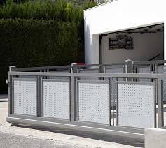 Zaune Aus Aluminium Und Edelstahl Hohe Qualitat Modernstes Design Aluzaune Kollarits Balkon Gelander Design Moderne Hausfassade Hauswand