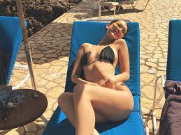 The ribcage bragging movement, returns the mainstream standards of beauty to images which otherwise demonstrate starvation and severe malnourishment in other people around the world. Tendencia Ribcage Bragging