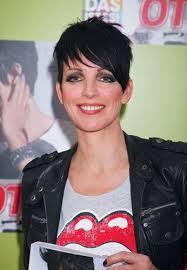 Sie ist eben eine echte frohnatur und hat schminke überhaupt nicht nötig. Promis Mit Kurzhaarfrisuren Stars Wagen Einen Neuen Look Nena Frisur Styling Kurzes Haar Frisuren