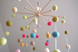 Jetzt wo amelie geboren ist kommt in mir irgendwie ein kleiner kreativer drang. Ein Baby Mobile Aus Filzkugeln Basteln Lybstes