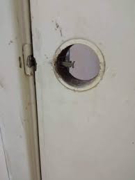 Beliau berkata, difahamkan mangsa bermain dengan tombol pintu salah sebuah bilik di rumahnya sebelum jari telunjuknya tersepit. Gantikan Tombol Pintu Rosak Tukang Paip Bajet Facebook