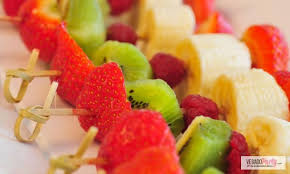 Des Brochettes De Fruits Gourmandes Idees De Fetes Recette Idee Repas Anniversaire Repas Anniversaire Brochette Fruits