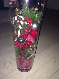 Eine Hohe Glasvase Ein Paar Tannenzweige Dekokugeln Und Eine Kurze Batteriebetriebene Lichterkette Weihnachtsdekoration Weihnachtsdeko Deko Weihnachten