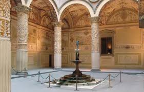 Palazzo vecchio offers roman ruins, a medieval fortress and amazing renaissance chambers and paintings. Palazzo Vecchio Florenz Rathaus Der Stadt
