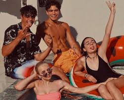 Oks vs ludovica | luciano spinelli. La Gang Del Bosco Spopola Su Tiktok Chi Sono I Componenti Curiosita