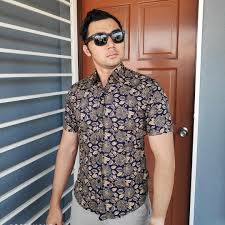 Baju batik lelaki moden malaysia. Kemeja Batik Lelaki Moden Slim Fit Men S Fashion Clothes Tops On Carousell