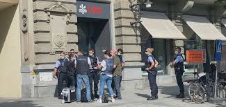 Miller, a former account vice president at ubs wealth management in denver, and his husband, tim gill, the founder of page layout software quark, are prominent philanthropists and have donated at. Unbekannter Uberfallt Ubs Filiale In Zurich Und Fluchtet Top Online