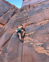 Snagged the First Ascent of this sick #1-5 splitter right above town! Took  everything I had but got it up.💪 🐱Kitty con crème 5.-11😸 Leo put up this  epic big hands corner!