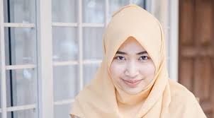 Krim putihkan kulit selalunya mengandungi dua kimia utama iaitu; Kalau Tukar Cleanser Kena Restkan Muka Seminggu Betul Ke Penulis Blog Kecantikan Persoal Mitos Kecantikan Media Hiburan
