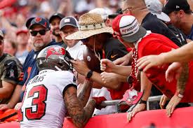 Für mike evans ist die saison beendet. Brady Wirft 600 Nfl Touchdown Kuriose Verhandlungen Mit Einem Fan