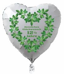 Petersilienhochzeit hochzeit hochzeitstag druck din a4 geschenk überraschung. Weisser Herzluftballon Zur Petersilienhochzeit Herzlichen Gluckwunsch 12 Jahre Folienballon Ohne Helium