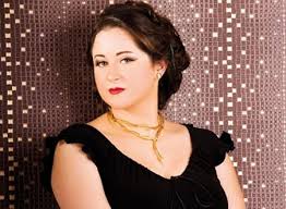 مي نور الشريف تؤدي العمرة مع شقيقتها سارة صور