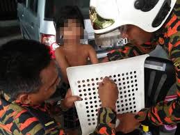 Tubuhku sesaat menggigil menyadari perempuan yang tengah kuintip ini adalah teh euis yang alim berjilbab itu. Jari Kanak Kanak Tersangkut Lubang Kerusi