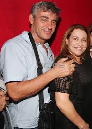 Μετά το σχολείο, φοίτησε στη δραματική σχολή τέχνης κάρολος κουν. Marianna Toymasatoy H Lamperh Premiera H Sthri3h Toy Syzygoy Ths Kai O Aderfos Ths Poy Ths Moiazei Poly