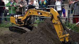 Rc Excavator In Huge 1 8 Scale 155 Kg R C Caterpillar Action Video Dailymotion