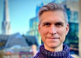 30-second bio: Derek Gladwin