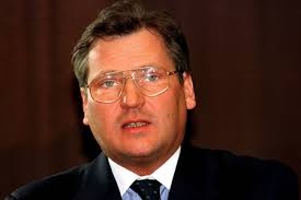 Image of OPTUS COMMUNICATIONS CHIEF EXECUTIVE HOWELL DAVIES GESTURES IN  SYDNEY, 1997-07-02