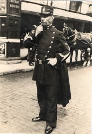 L'aiguillette blanche disparaît, le chapeau est orné d'un pompon sphérique rouge. La Parisienne De Trudie Du Tableau Gendarme La Vie Parisienne Gendarme