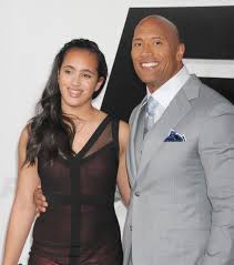 How does dwayne johnson spend his money? Die Tochter Von Dwayne The Rock Johnson Hat Jezt Schon Alles Von Ihrem Vater Geerbt Vor Allem