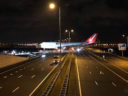 Online bustickets für alle destinationen. Amsterdam Schiphol Boeing 747 Uberquert Autobahn Kolner Stadt Anzeiger