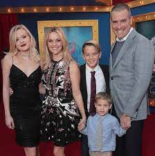Jun 18, 2021 · tennessee is reese's youngest and only child from her marriage to her current husband, talent agent jim toth. Who Is Reese Witherspoon S Husband Jim Toth More About Reese Witherspoon S Marriage And Kids
