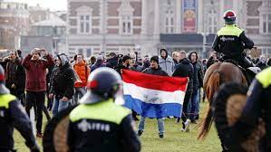 Au fost violențe ieșite din comun la amsterdam, principalul oraș al olandei, unde peste 2.000 de oameni au protestat față de restricțiile impuse din cauza pandemiei și față de guvernul demisionar. Coprifuoco Illegale Va Tolto Subito Tribunale Contro Il Governo Olandese